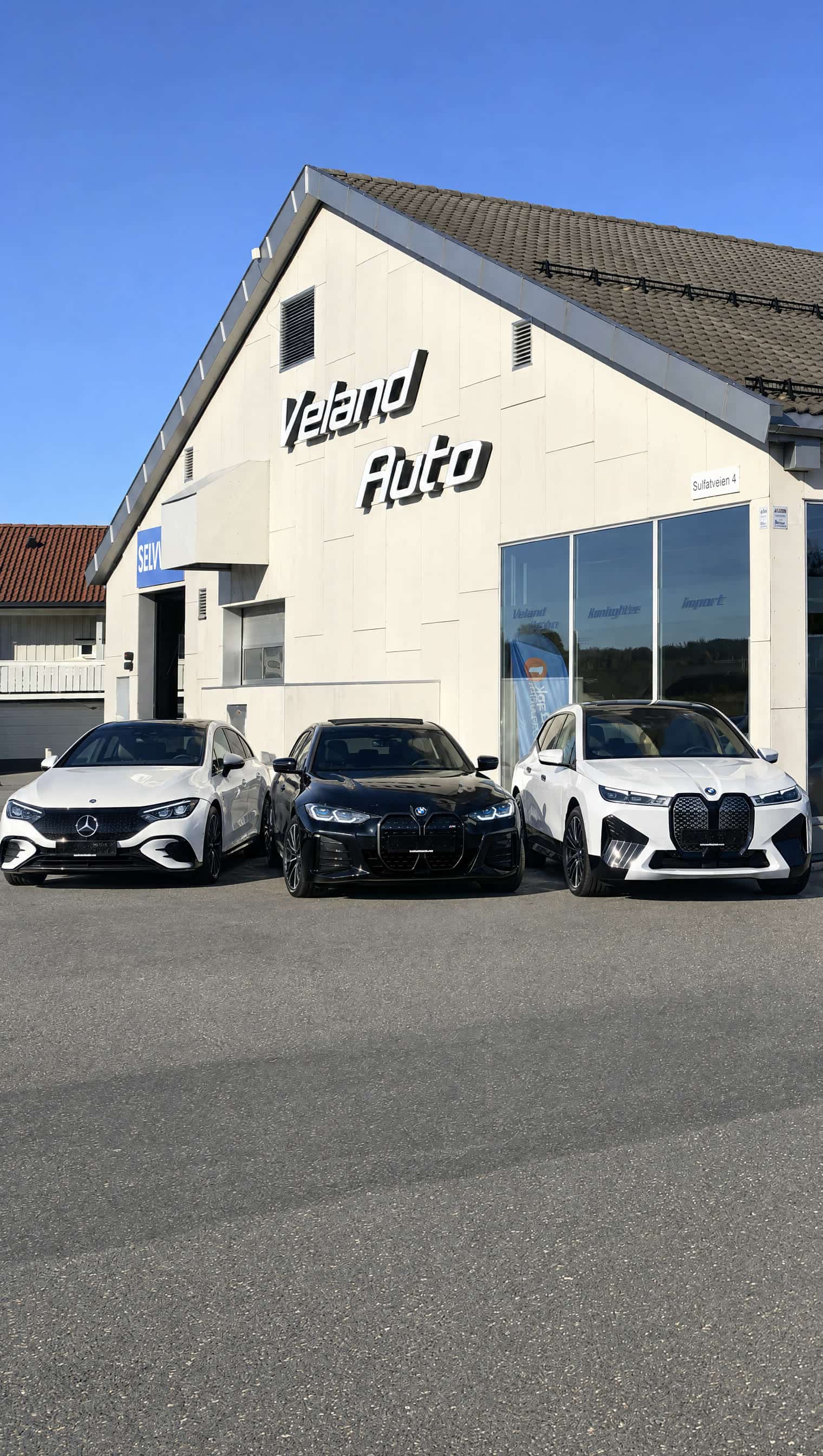 Veland Autos butikk i Sulfatveien 2 på Torp med biler oppstilt foran
